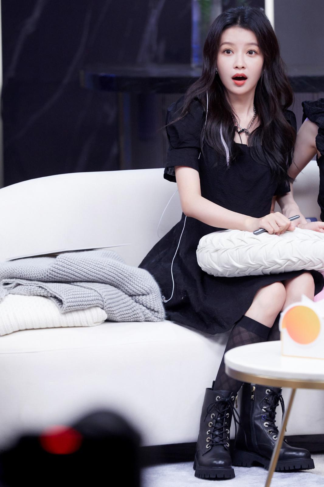 孙怡黑色长靴遮不住笔直美腿[8]