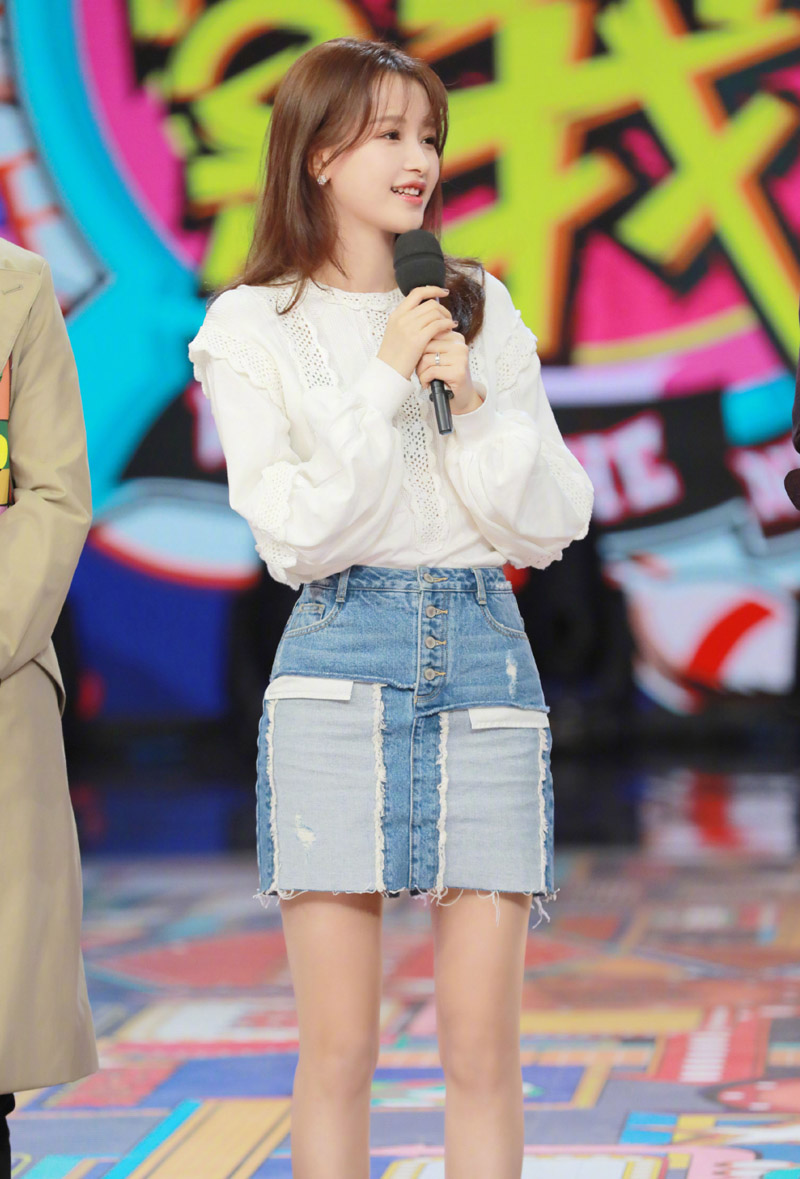 孙怡牛仔短裙搭配腿更直了[5]