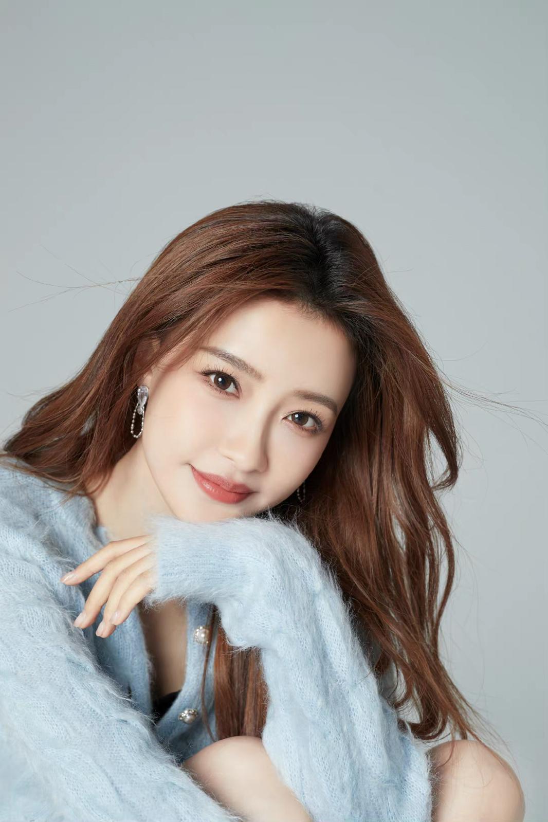 孙怡牛仔短裙搭配腿更直了[6]