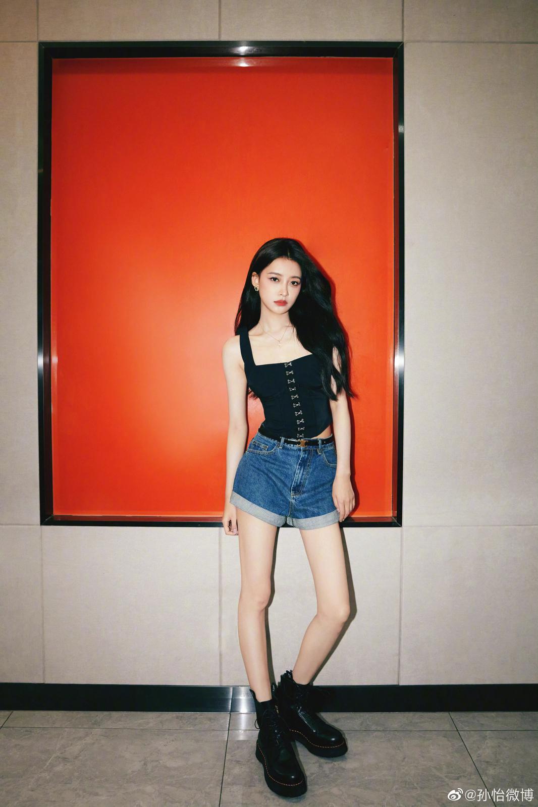 孙怡牛仔短裤美腿写真[3]