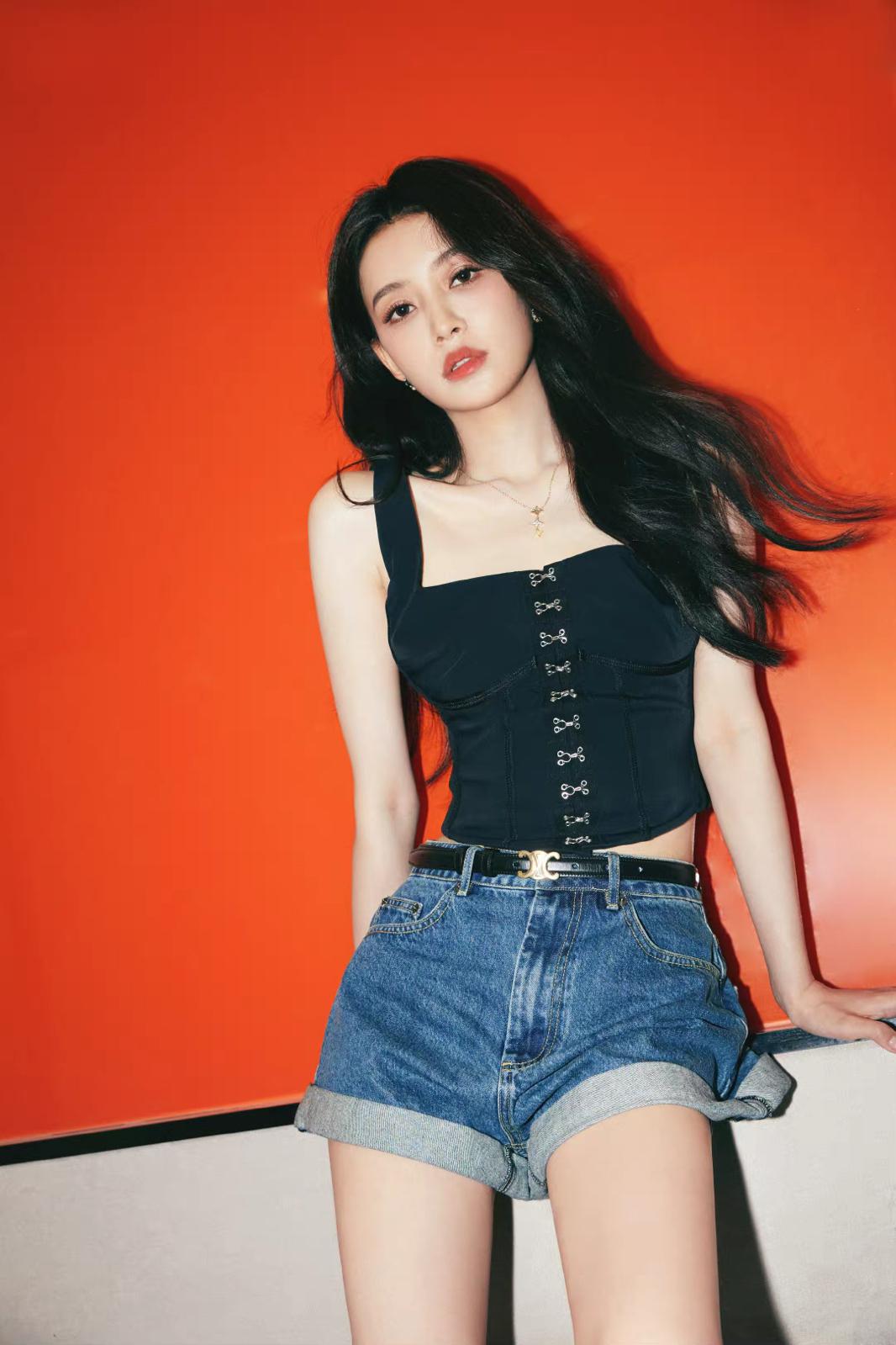 孙怡牛仔短裤美腿写真[8]