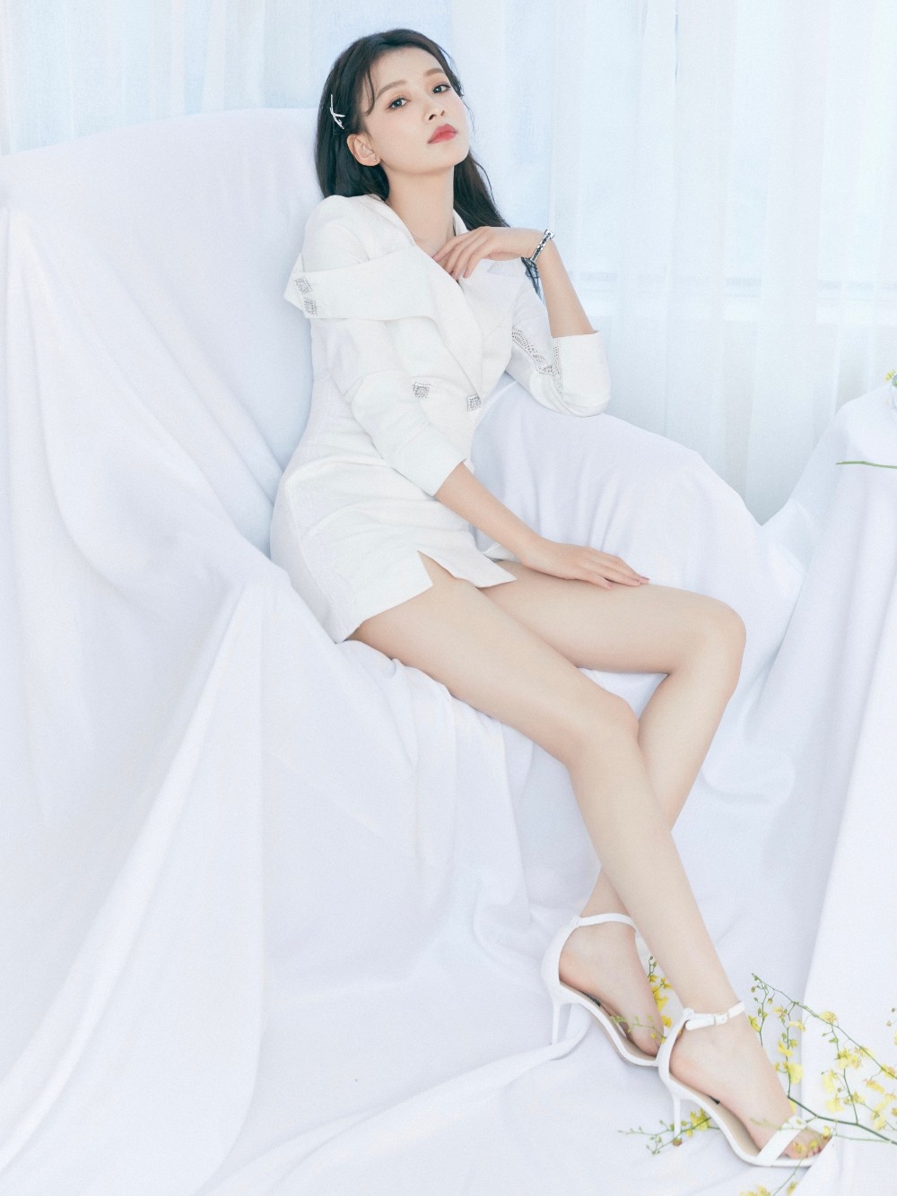 孙怡白色职业套装超短裙美腿尽露[8]