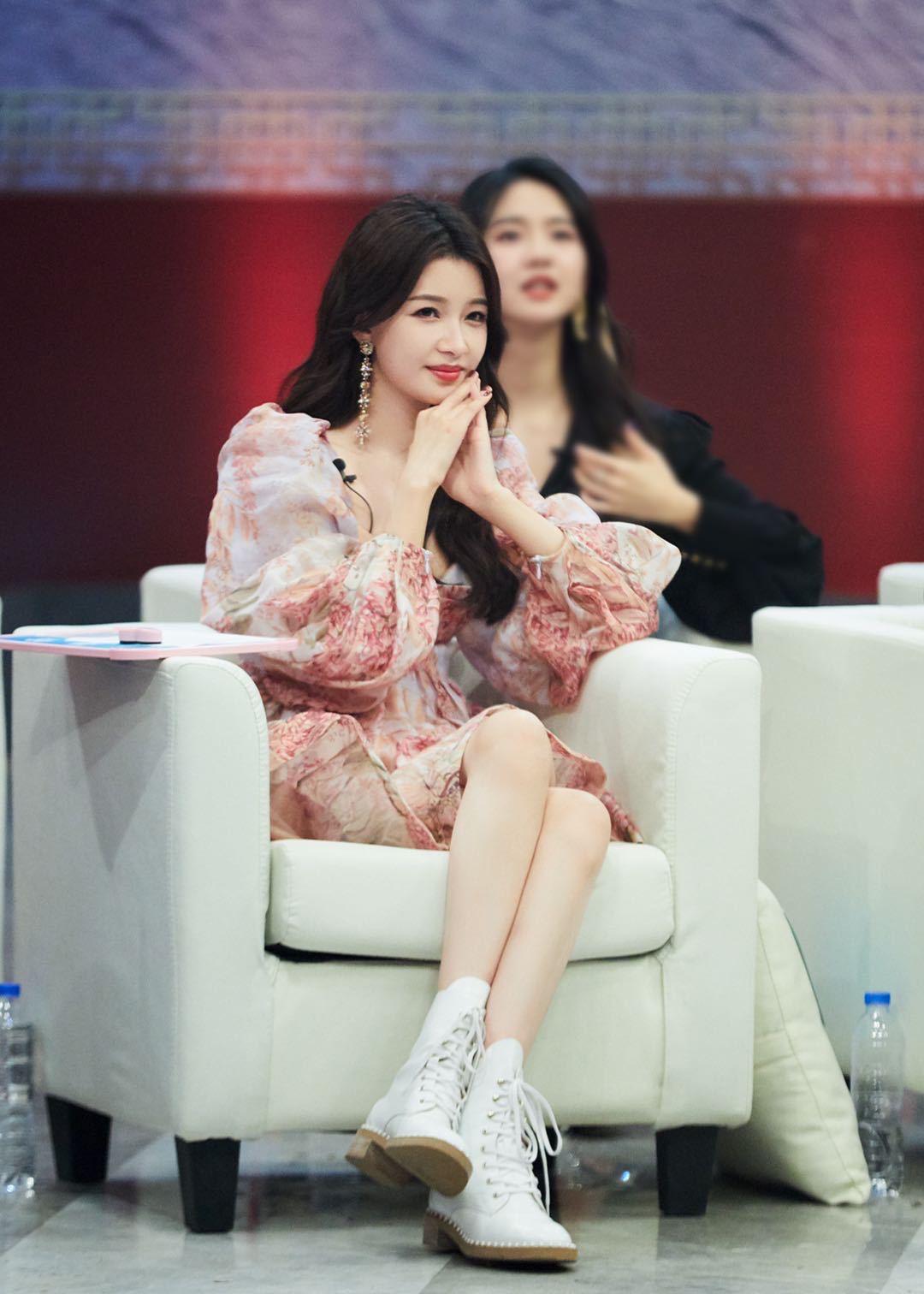 孙怡碎花裙美腿现场演直拍[10]