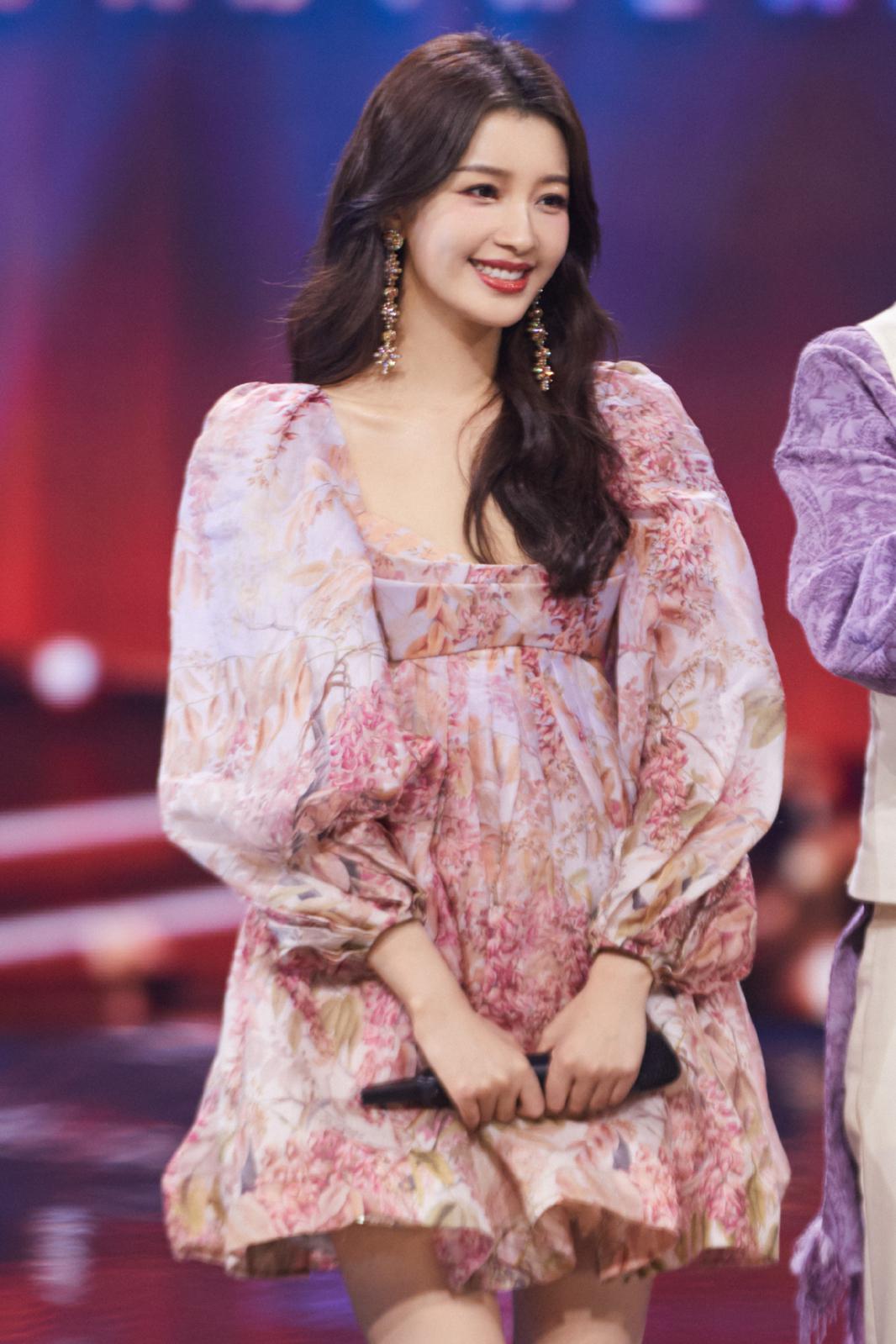 孙怡碎花裙美腿现场演直拍[11]