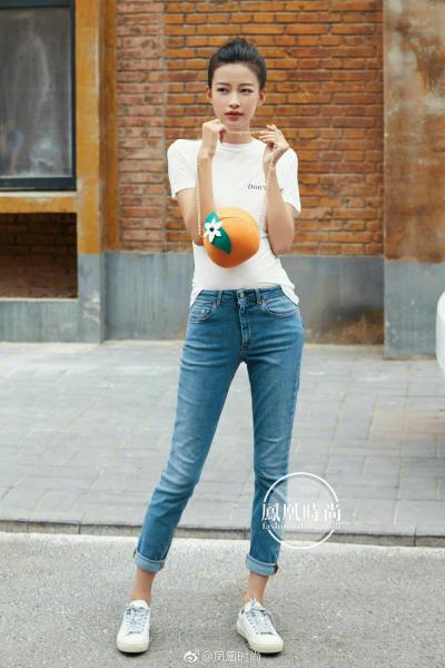 孙怡穿牛仔裤美腿更直了