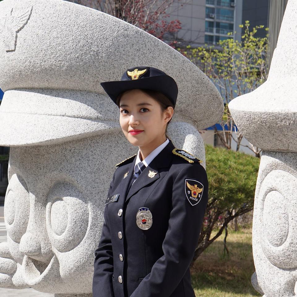 李世荣现实cody服警察制服诱惑[12]