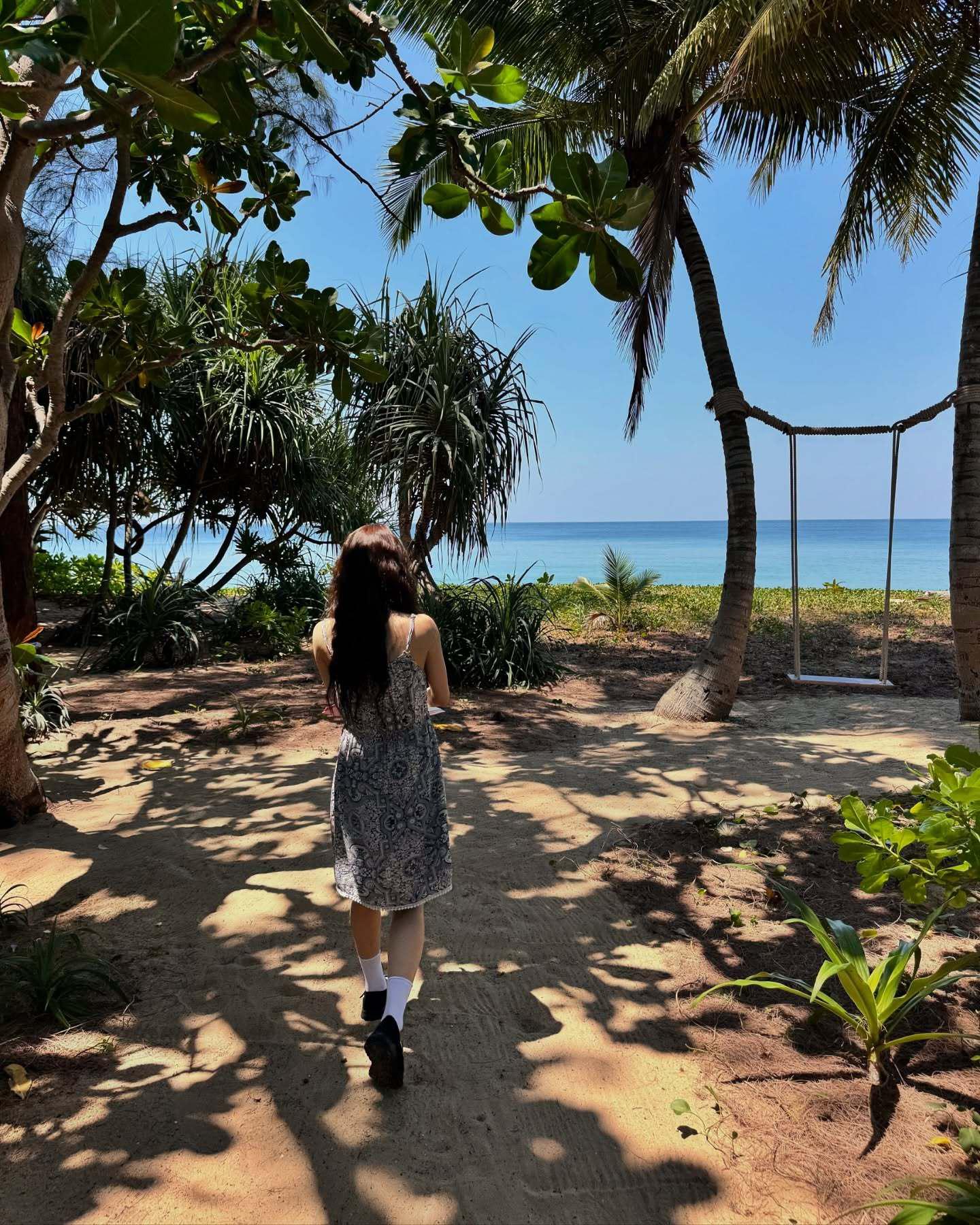 李世荣穿白色短袜在普吉岛拍摄DAZED Korea杂志[6]