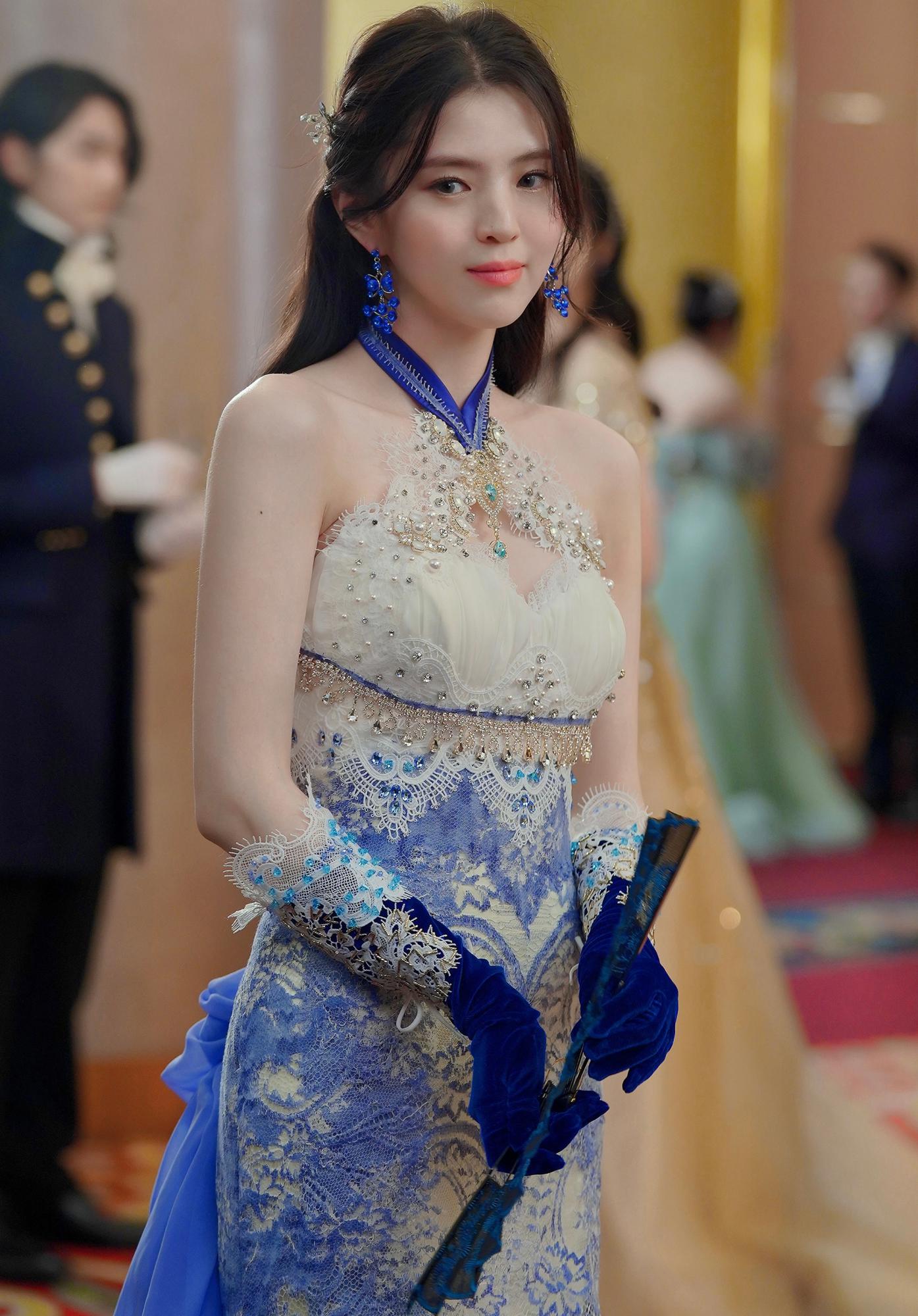 韩素希身穿包臀长裙惊艳四射2[2]