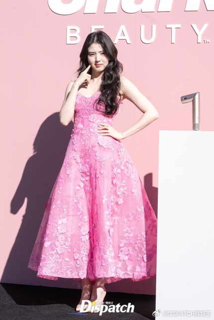 韩素希身穿粉色可爱裙出席某品牌在首尔举行的宣传活动[8]