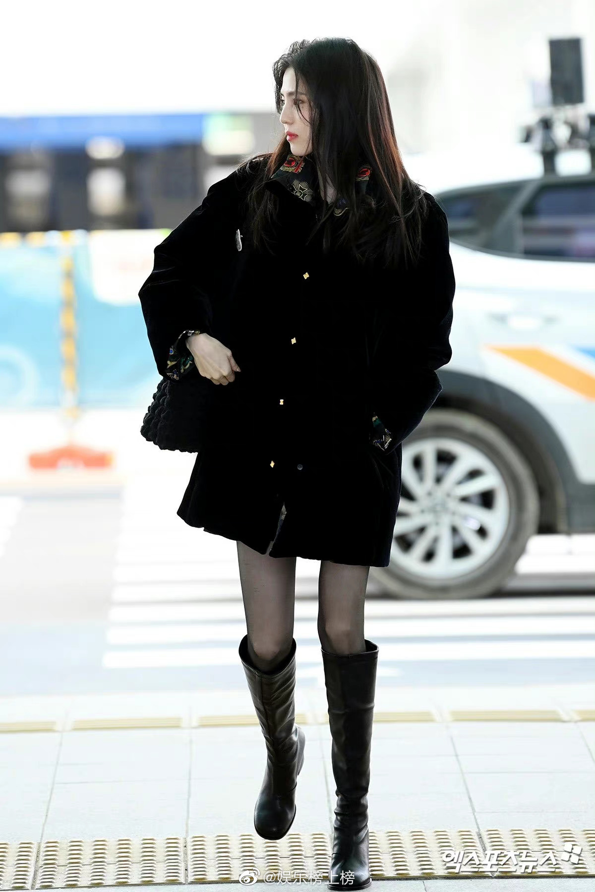 韩素希长筒黑丝街拍[2]