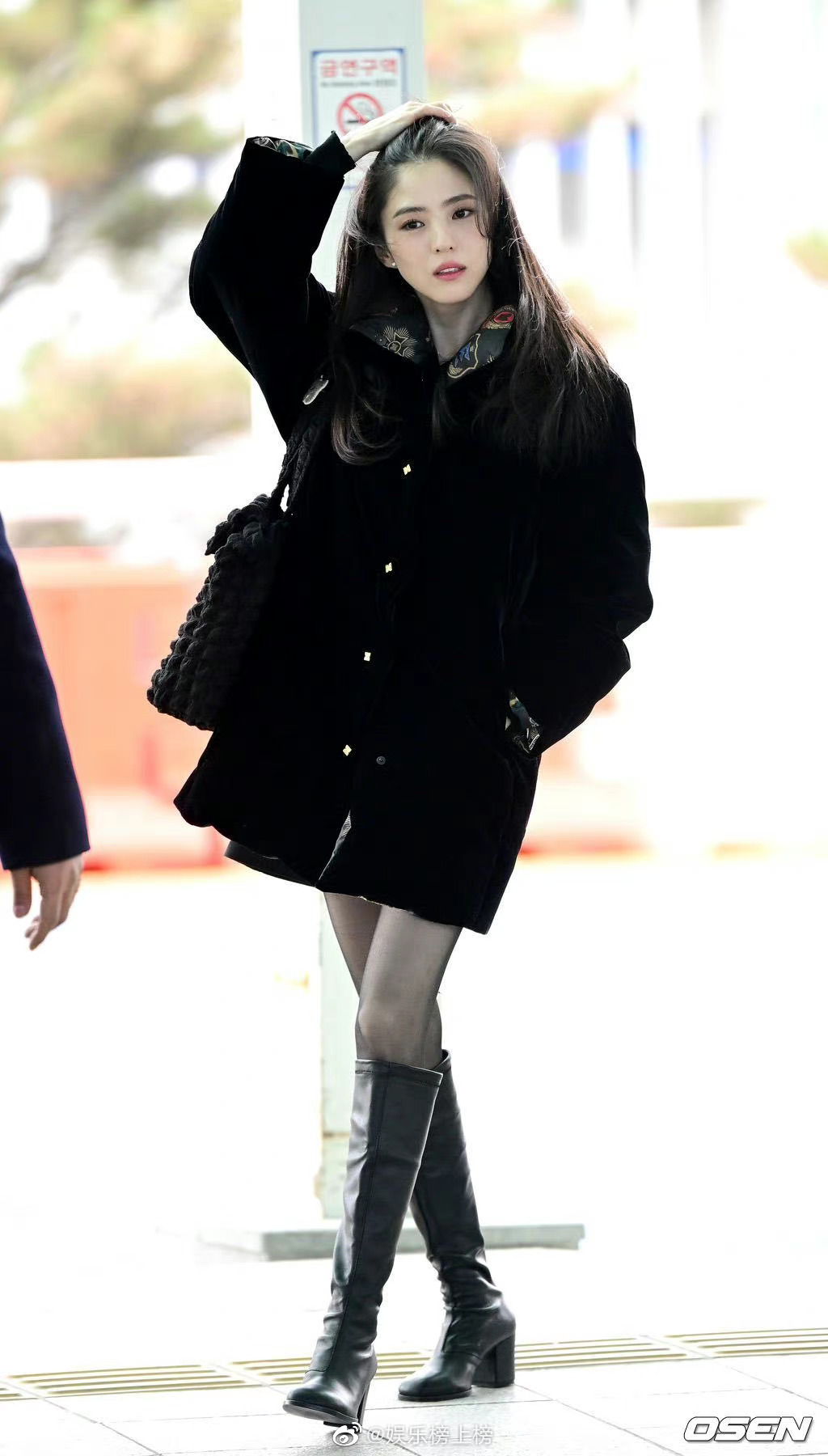 韩素希长筒黑丝街拍[9]