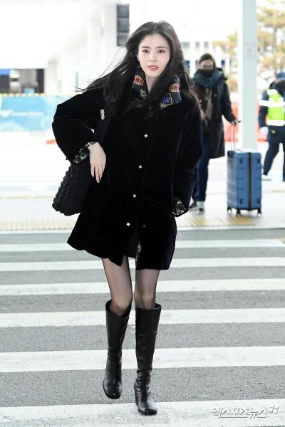 韩素希长筒黑丝街拍