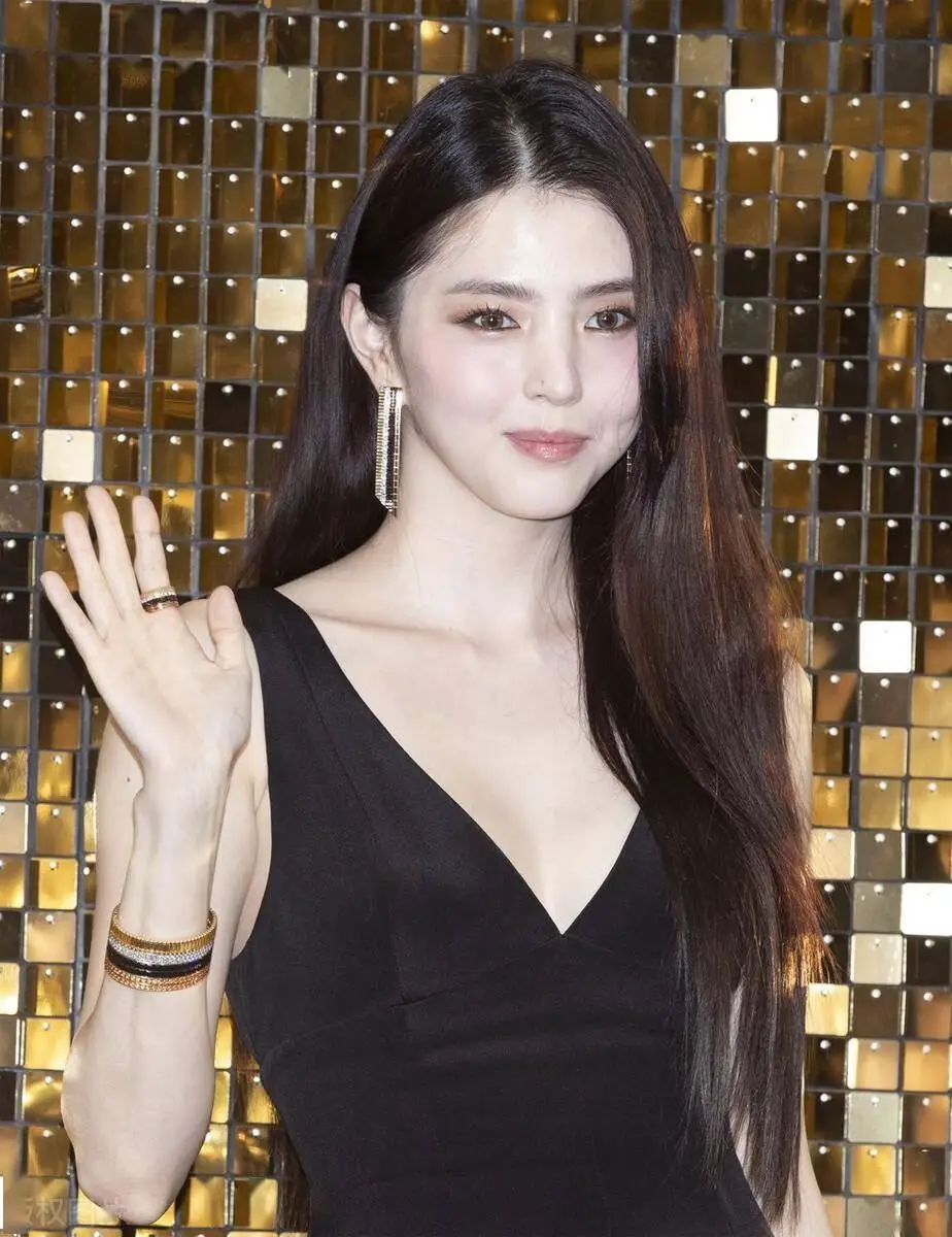 韩素希黑色短裙颜值尤物[7]