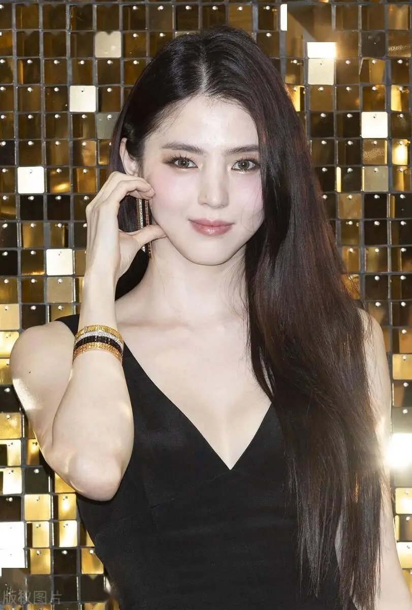 韩素希黑色短裙颜值尤物[12]