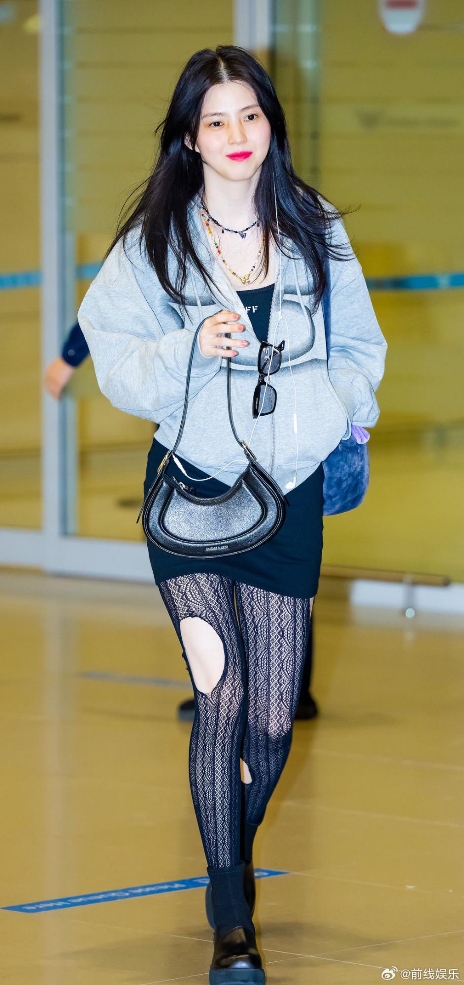 韩素希穿黑色短裙个破洞丝袜,随性又性感[2]