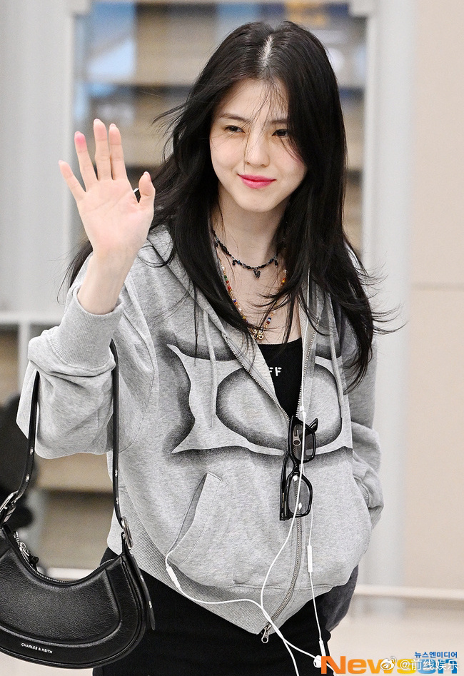 韩素希穿黑色短裙个破洞丝袜,随性又性感[3]