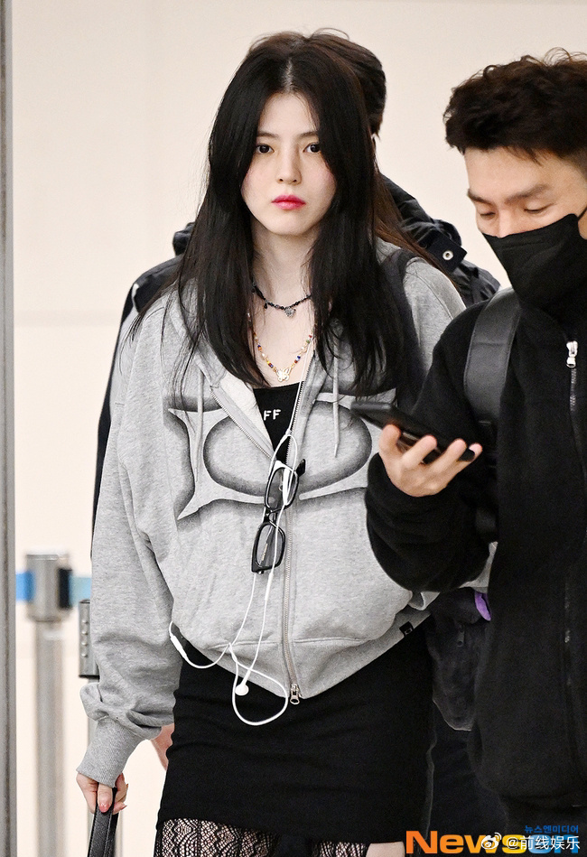 韩素希穿黑色短裙个破洞丝袜,随性又性感[4]