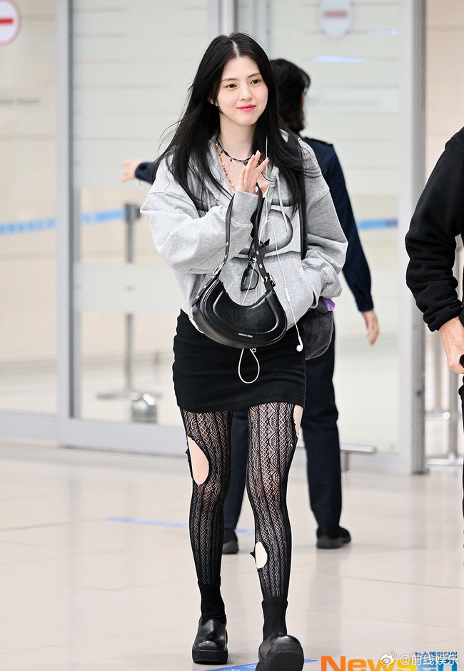 韩素希穿黑色短裙个破洞丝袜,随性又性感[9]