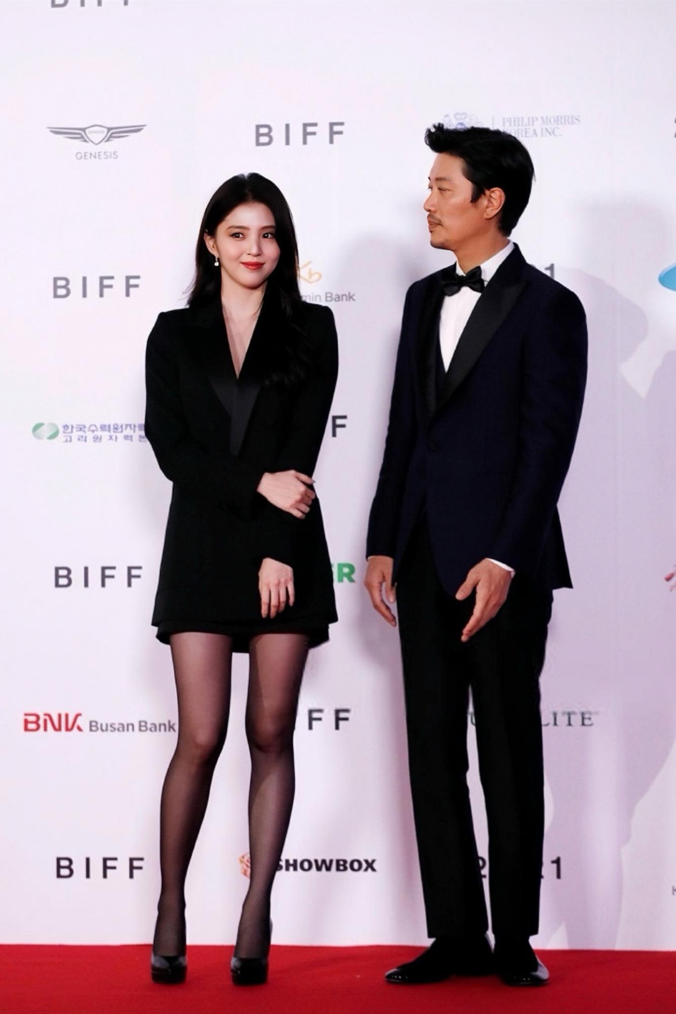 韩素希红毯上的黑丝穿搭[2]