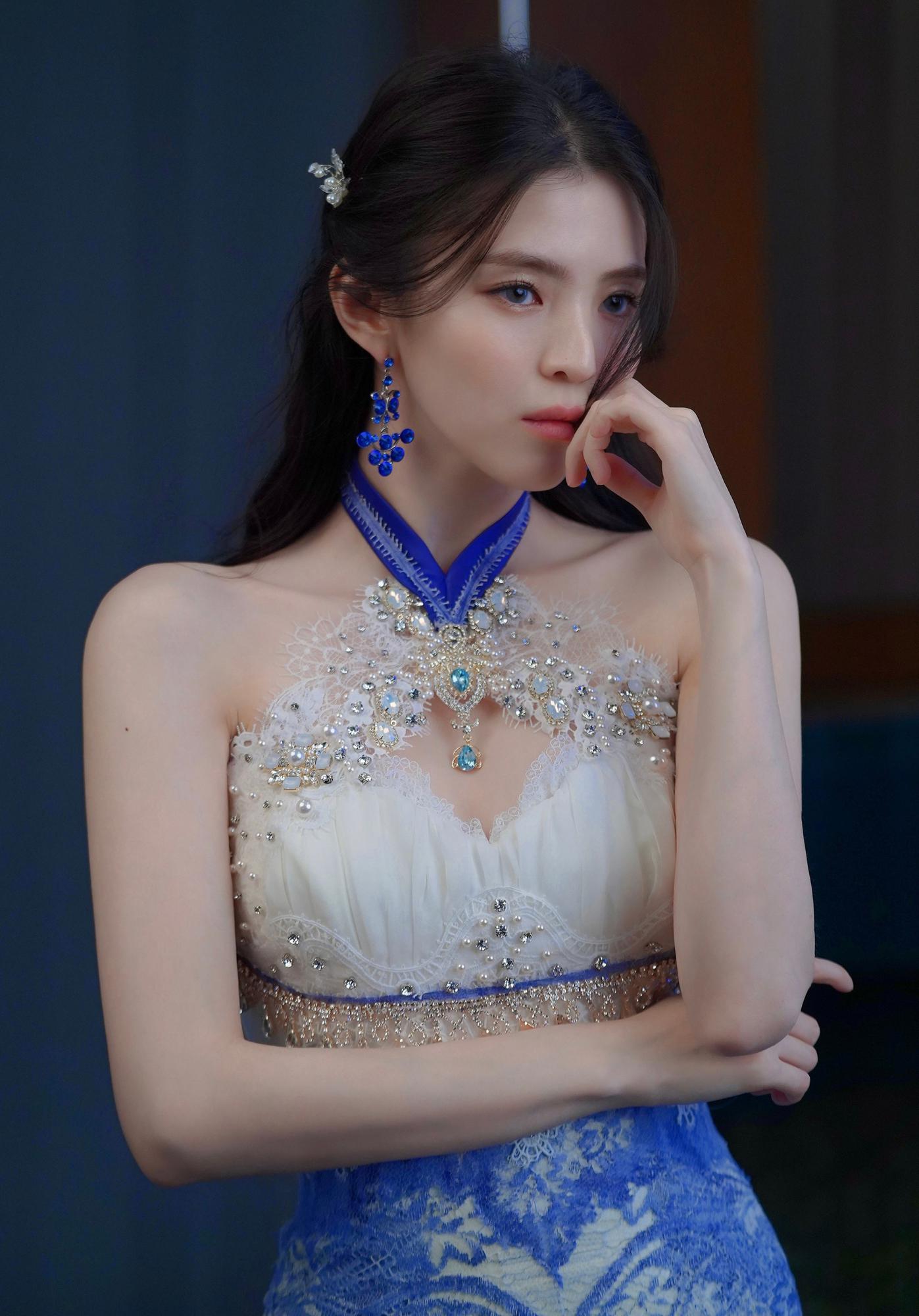 韩素希身穿包臀长裙惊艳四射