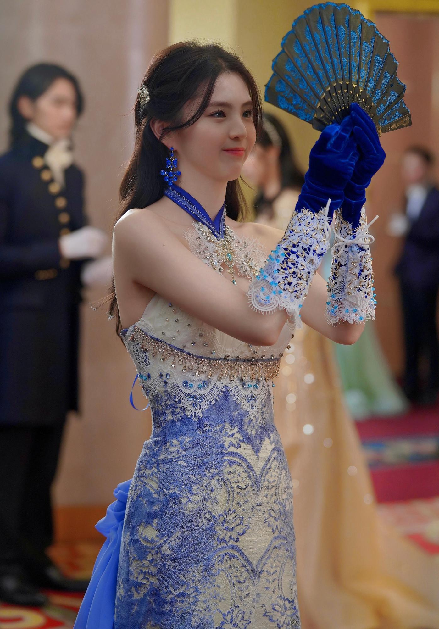 韩素希身穿包臀长裙惊艳四射[2]