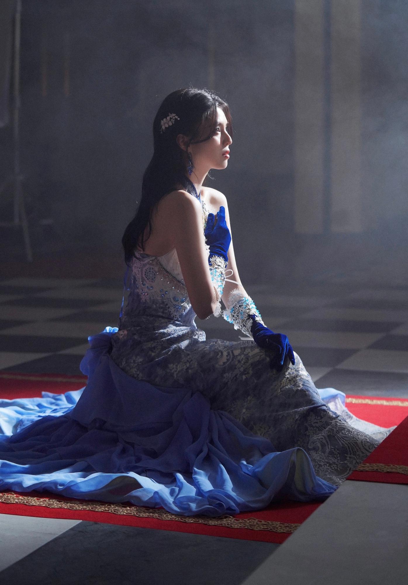 韩素希身穿包臀长裙惊艳四射[5]