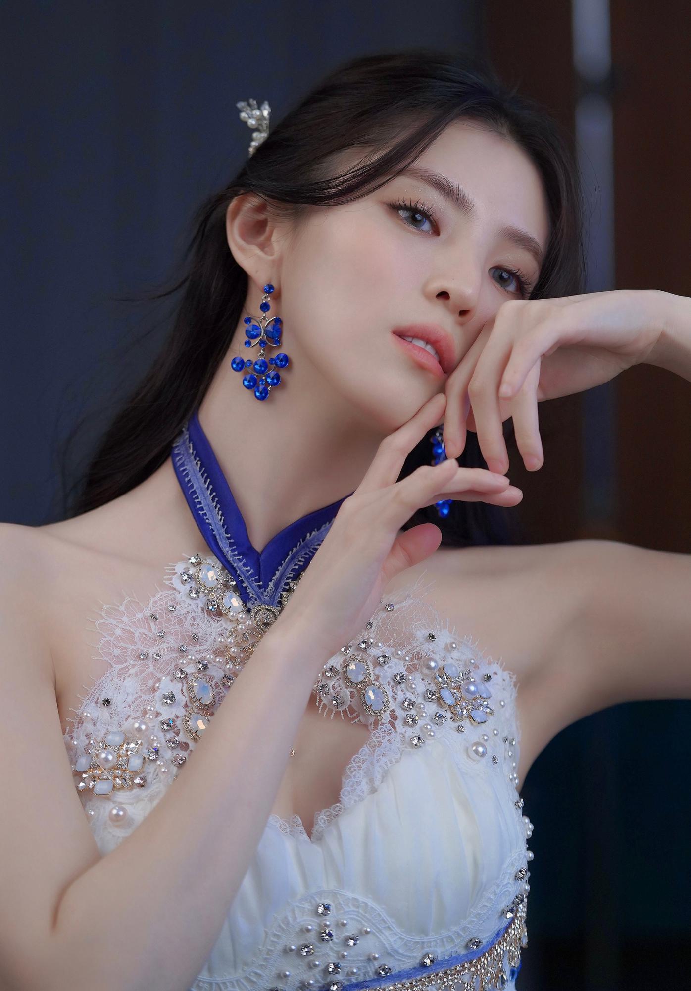 韩素希身穿包臀长裙惊艳四射[7]