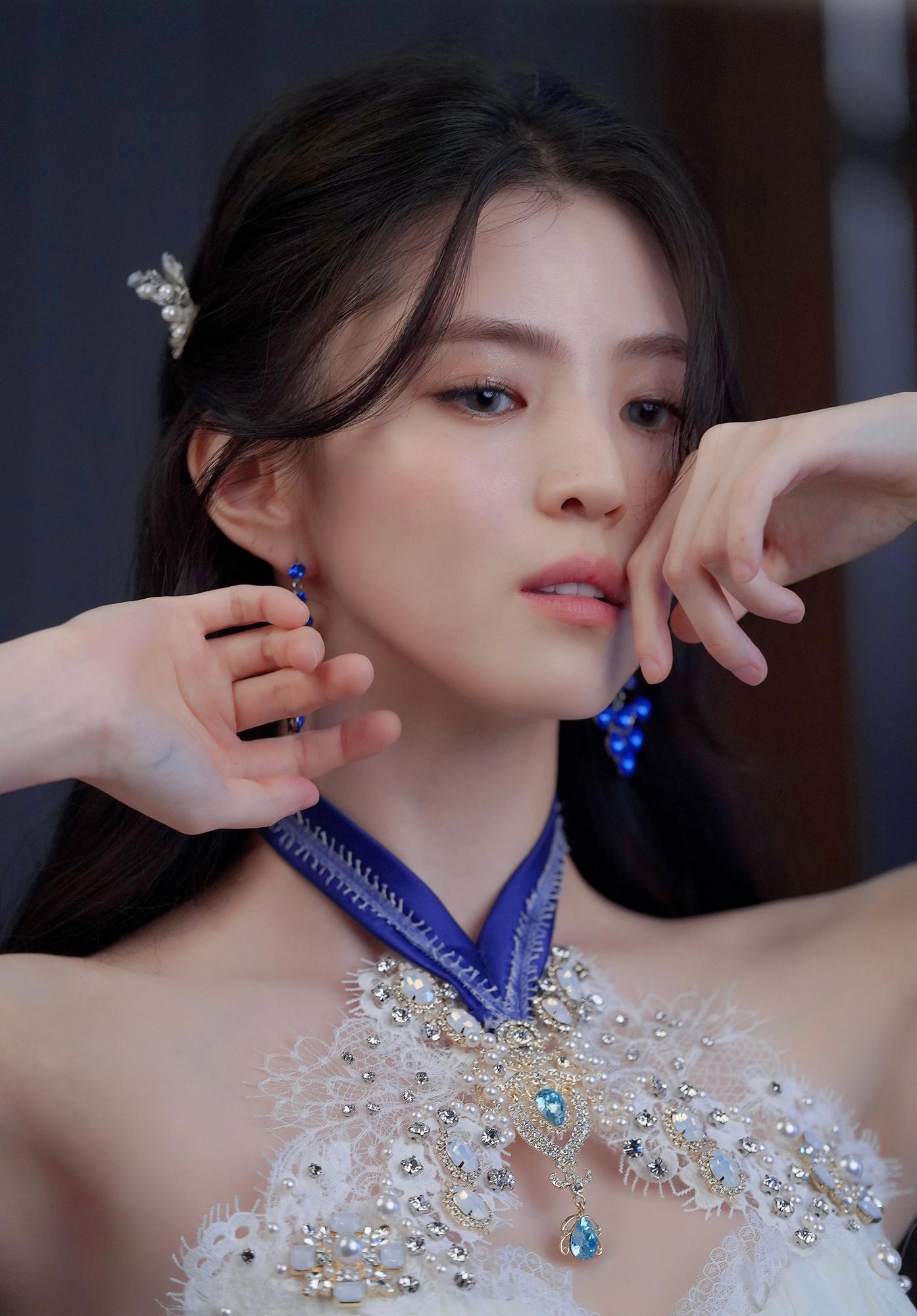 韩素希身穿包臀长裙惊艳四射[8]