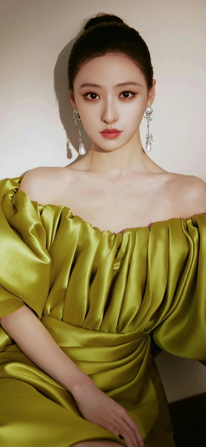 胡连馨大气惊艳写真