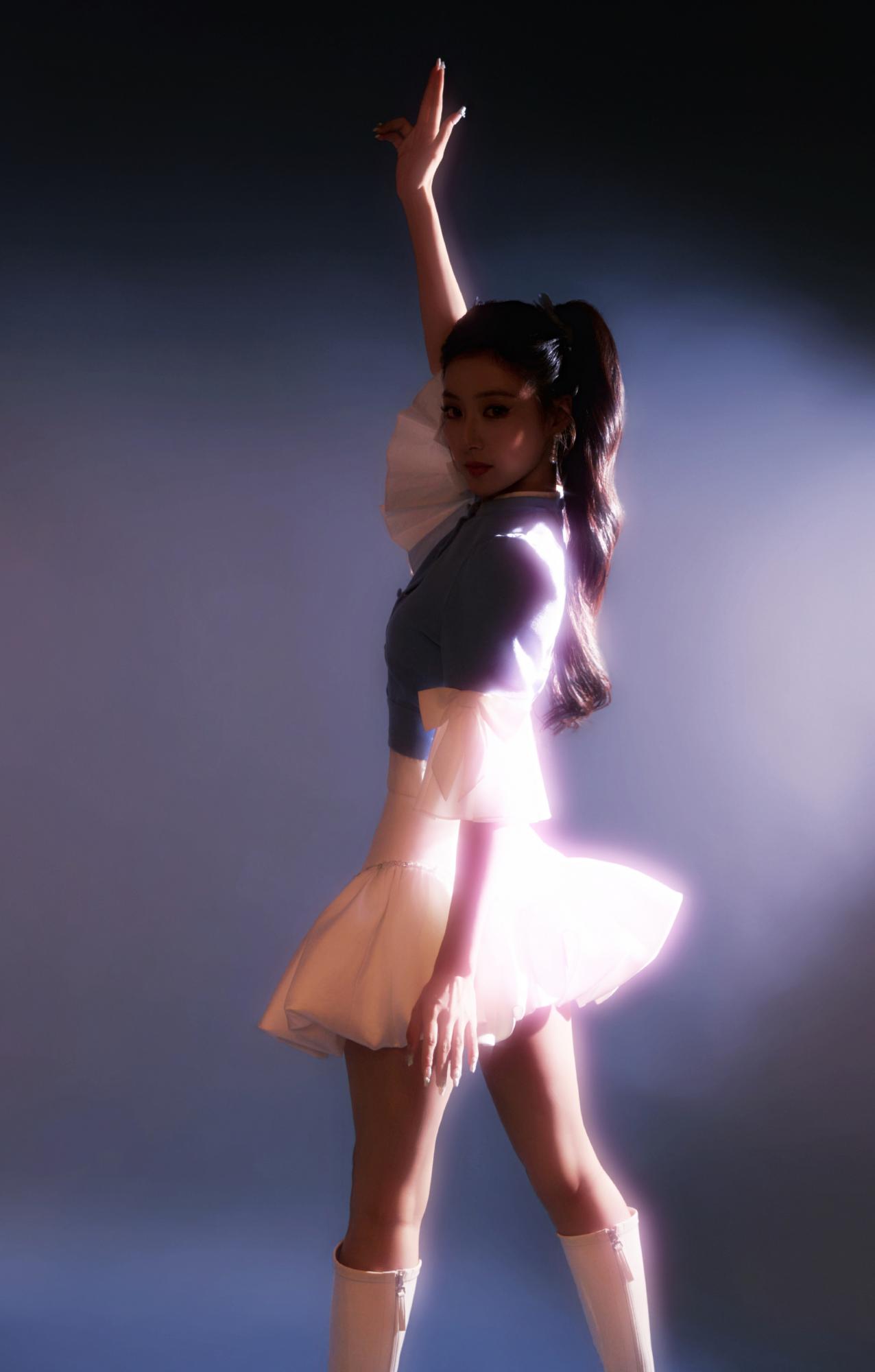 胡连馨白色短裙美腿长靴写真[6]