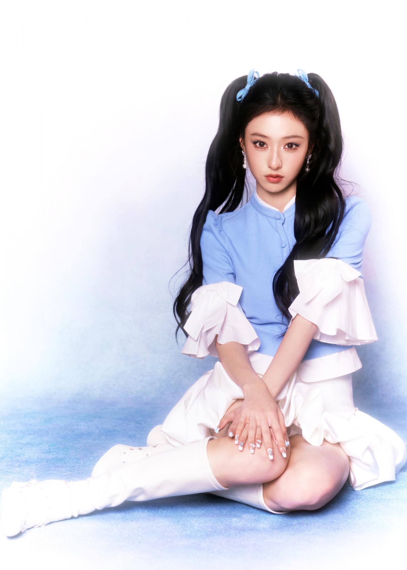 胡连馨白色短裙美腿长靴写真[7]