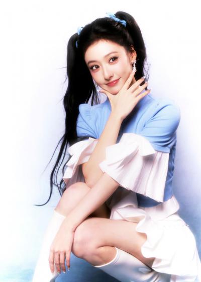 胡连馨白色短裙美腿长靴写真