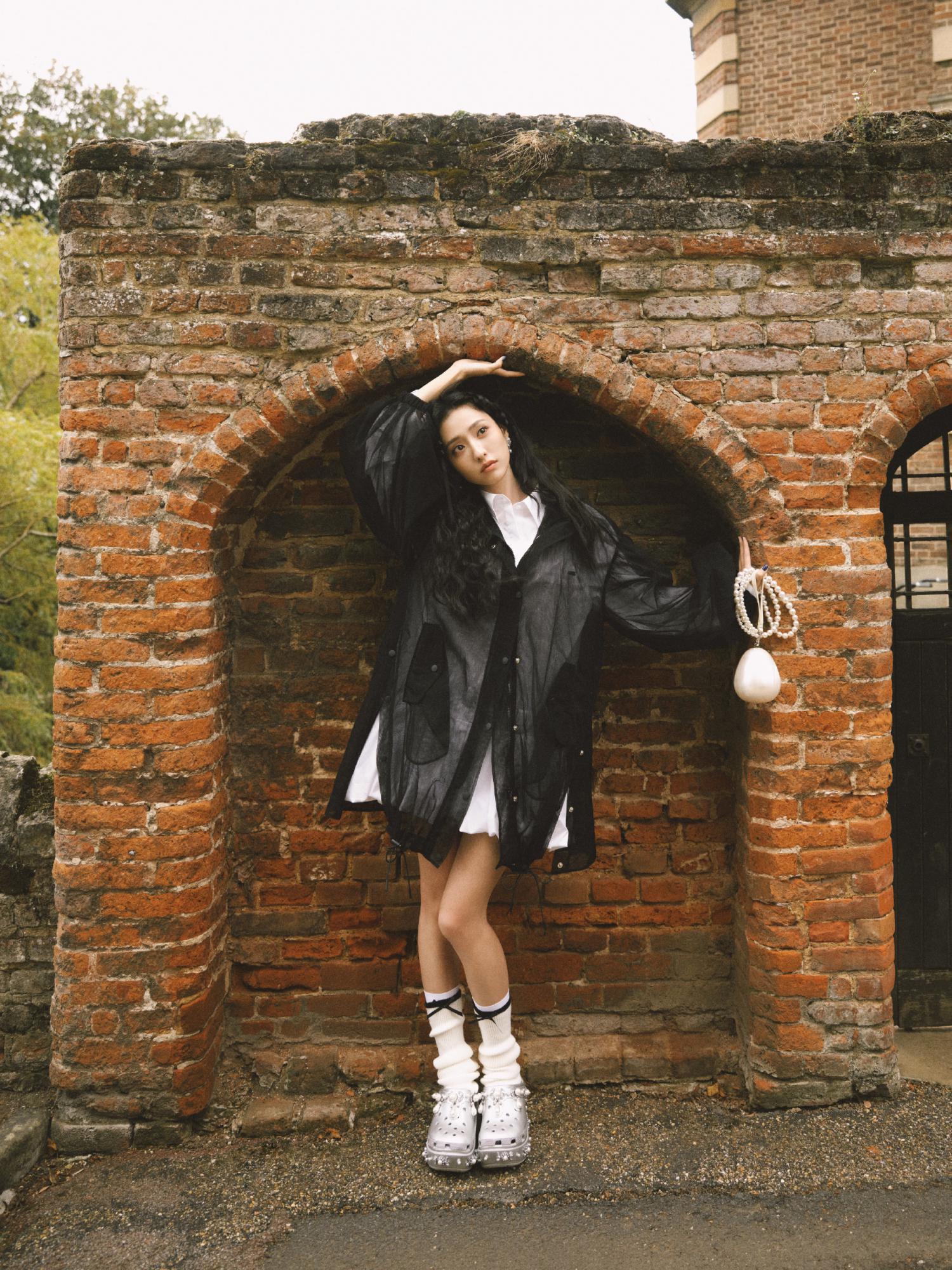 胡连馨皮衣短袜美腿时尚优雅[3]