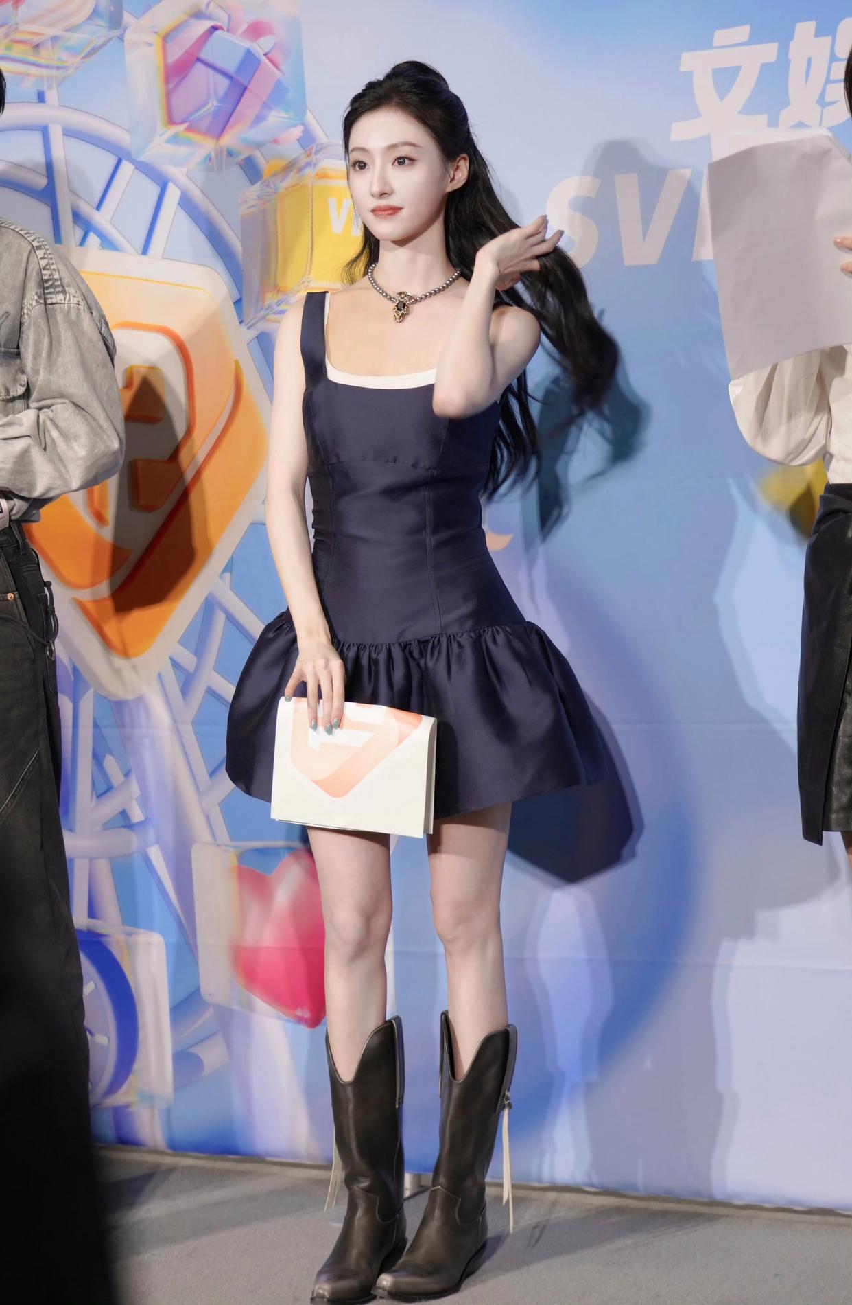 胡连馨短裙美腿现场见面会