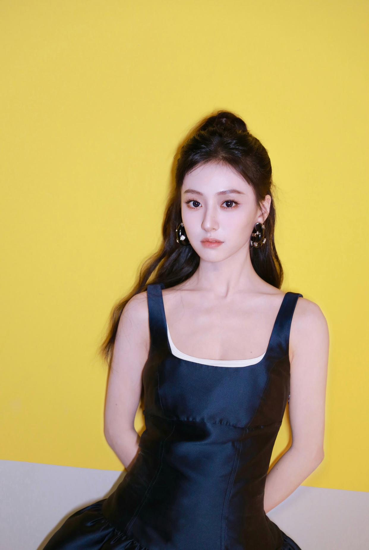 胡连馨短裙美腿现场见面会[7]