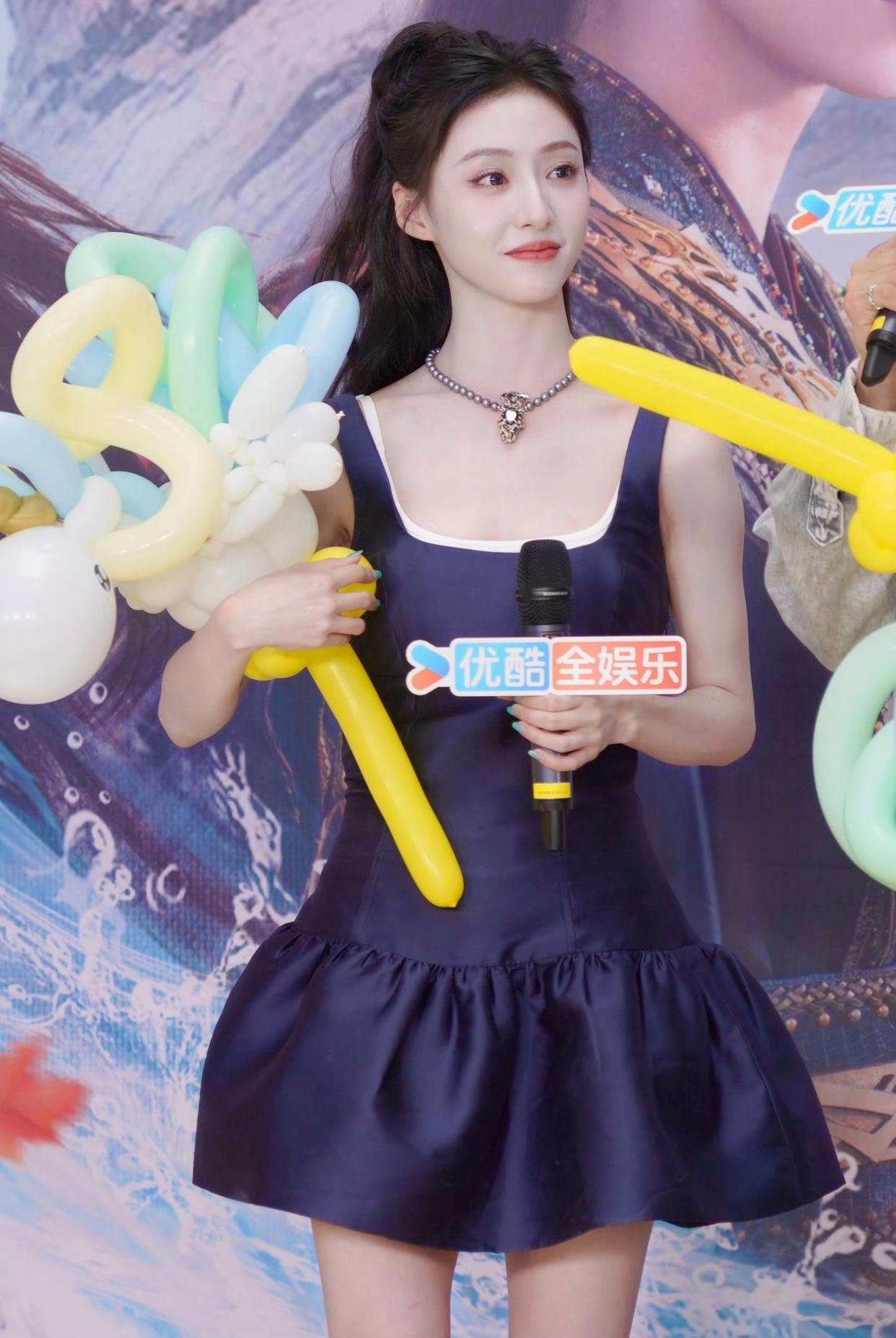 胡连馨短裙美腿现场见面会[8]