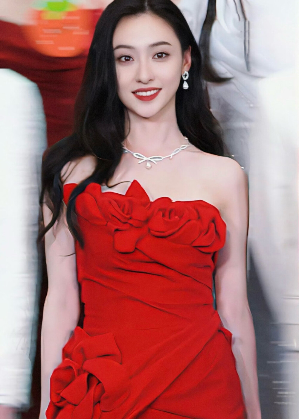 胡连馨红色裹身长裙性感优雅[2]