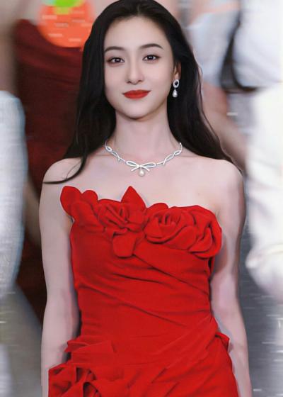 胡连馨红色裹身长裙性感优雅