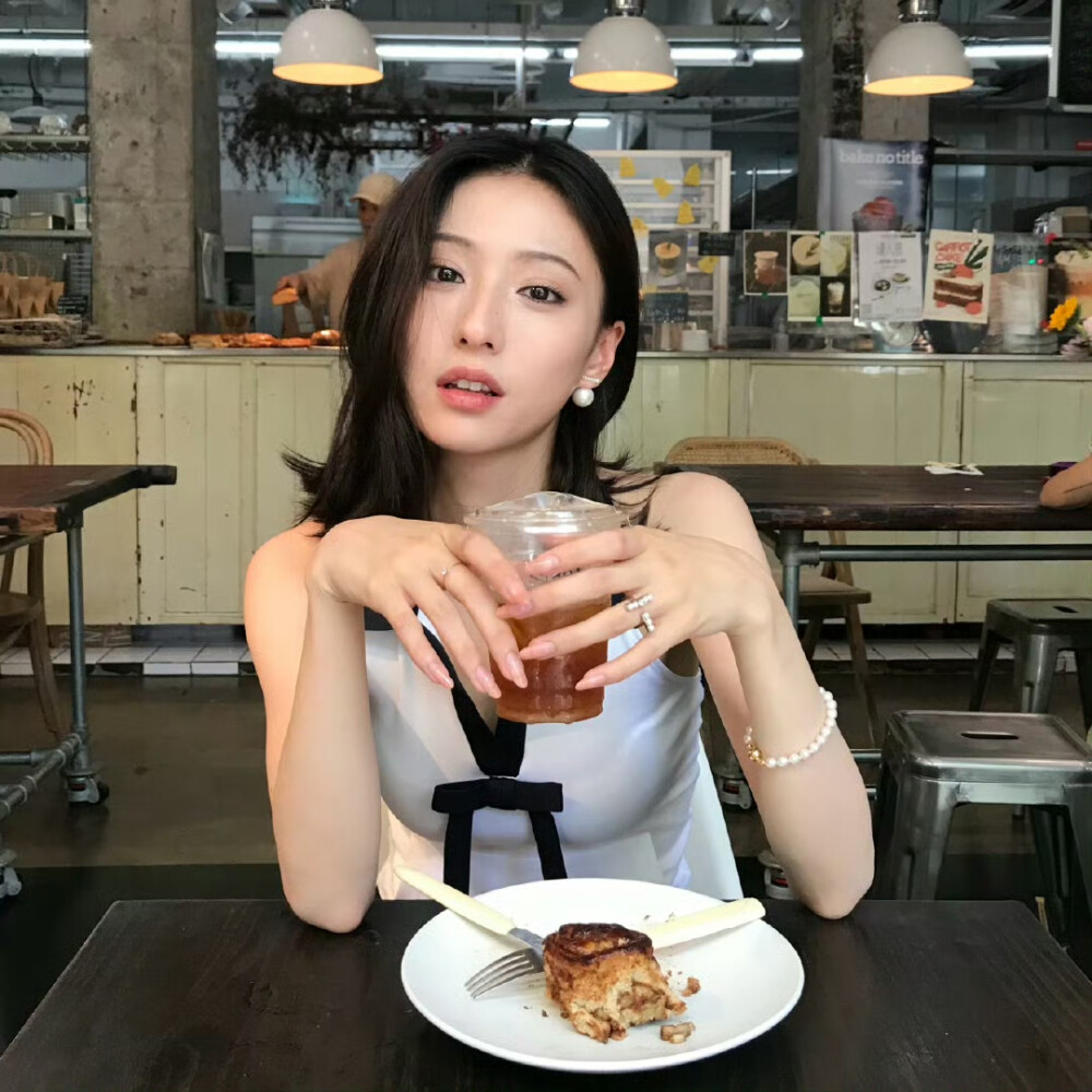 胡连馨黑色包臀短裙裸腿自拍[8]