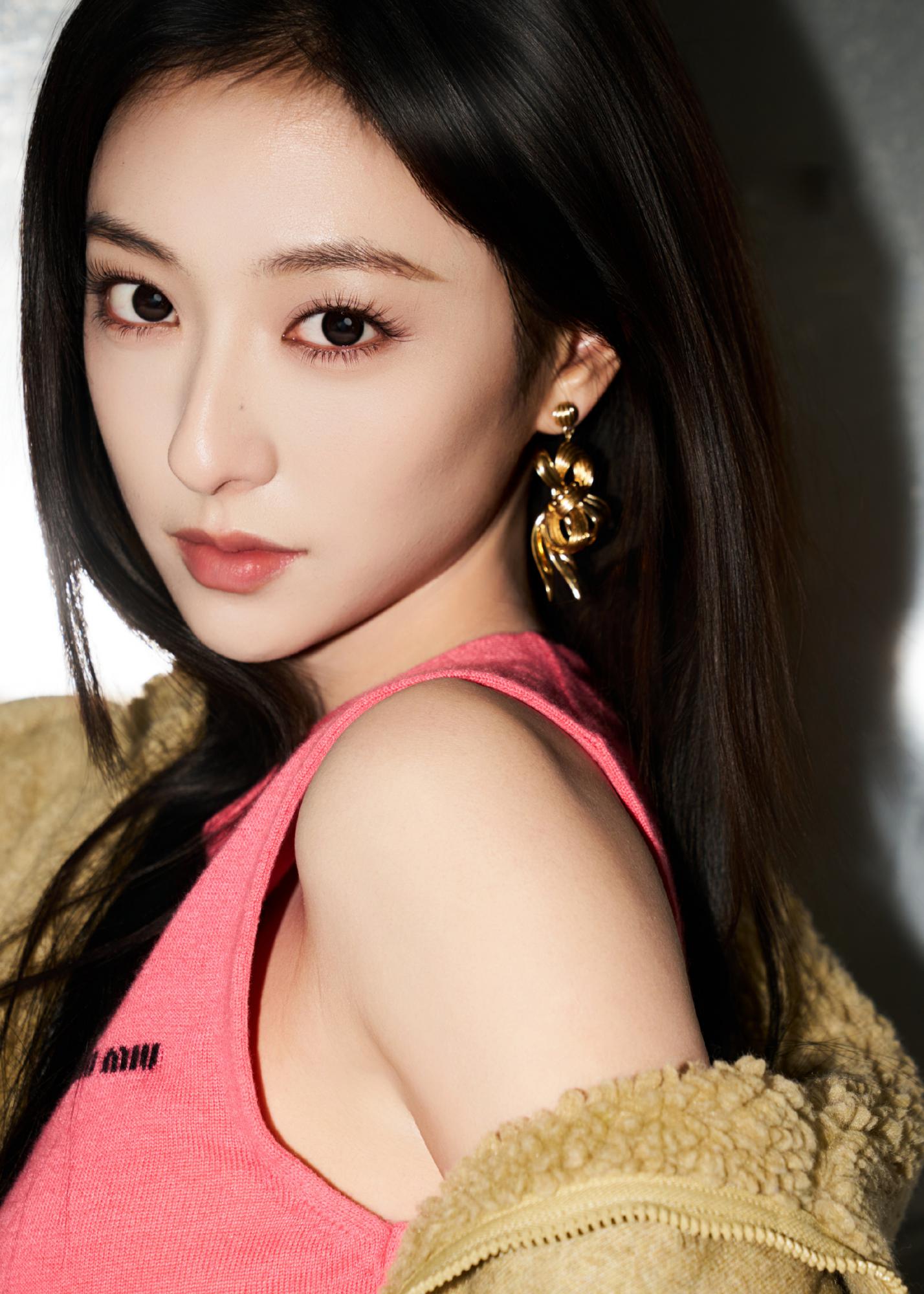 胡连馨格子短裙休闲写真[2]