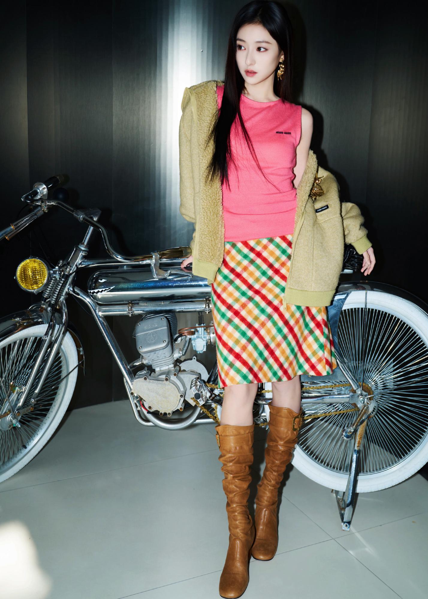 胡连馨格子短裙休闲写真[9]