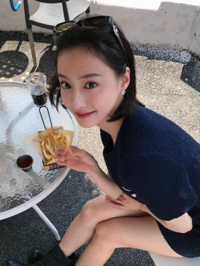 胡连馨海边旅游素颜自拍