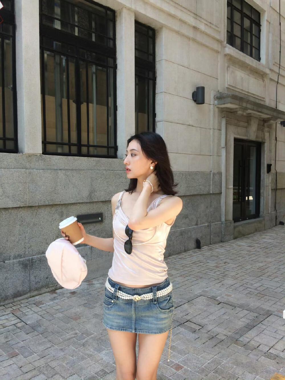 胡连馨牛仔超短裙裸腿自拍