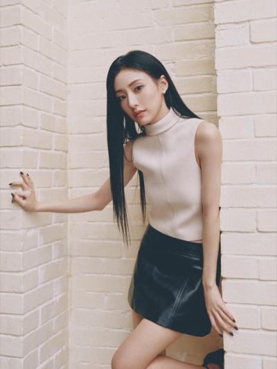 胡连馨牛皮短裙美腿写着