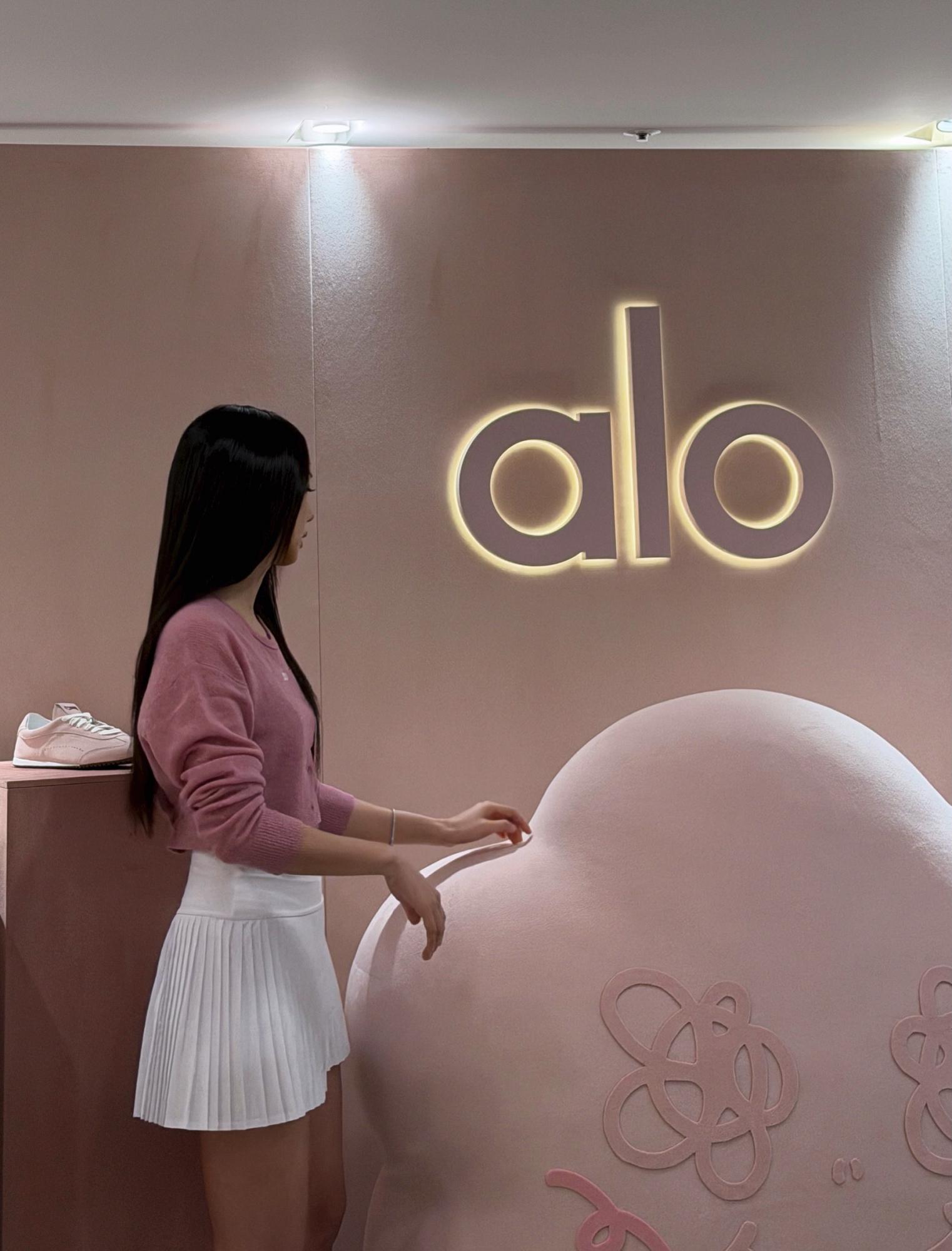 金智秀(Kim Jisoo)白色短裙粉粉的 JISOO X alo 快闪店[5]