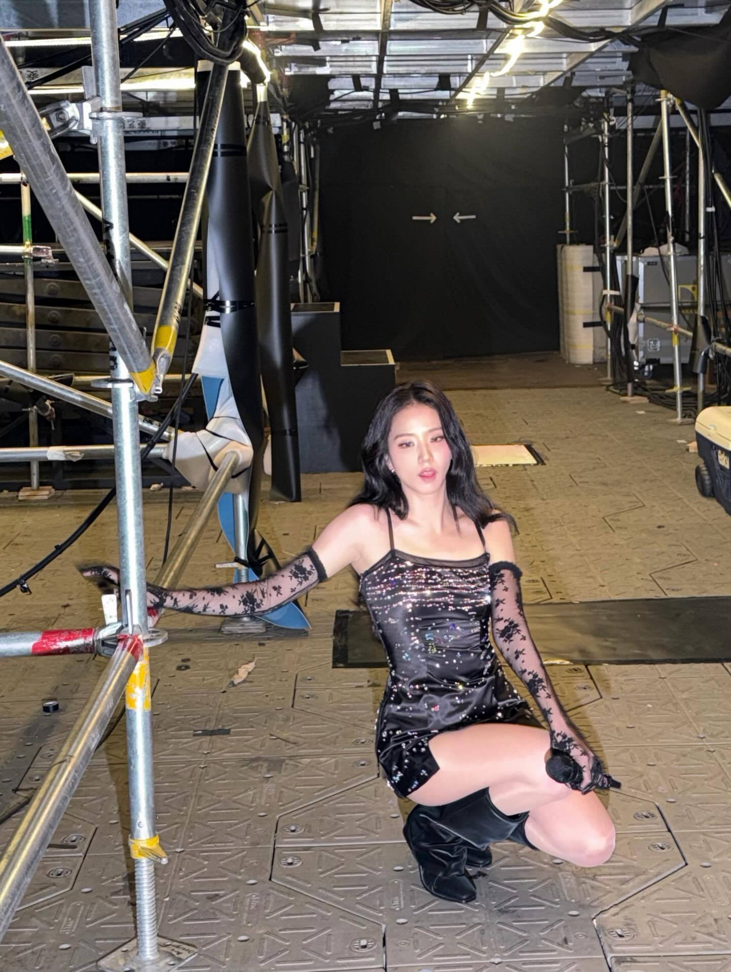 金智秀(Kim Jisoo)紧身包臀短裙肉色丝袜美腿直拍[4]