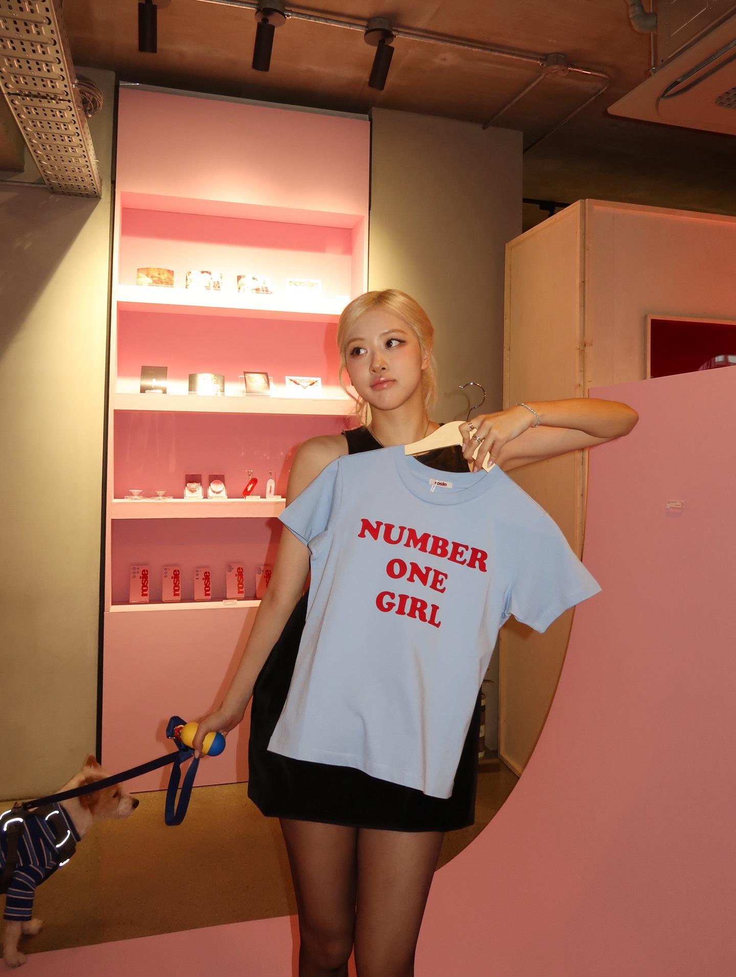 ROSé朴彩英ROSIE POP UP IN SEOUL黑丝白袜[5]