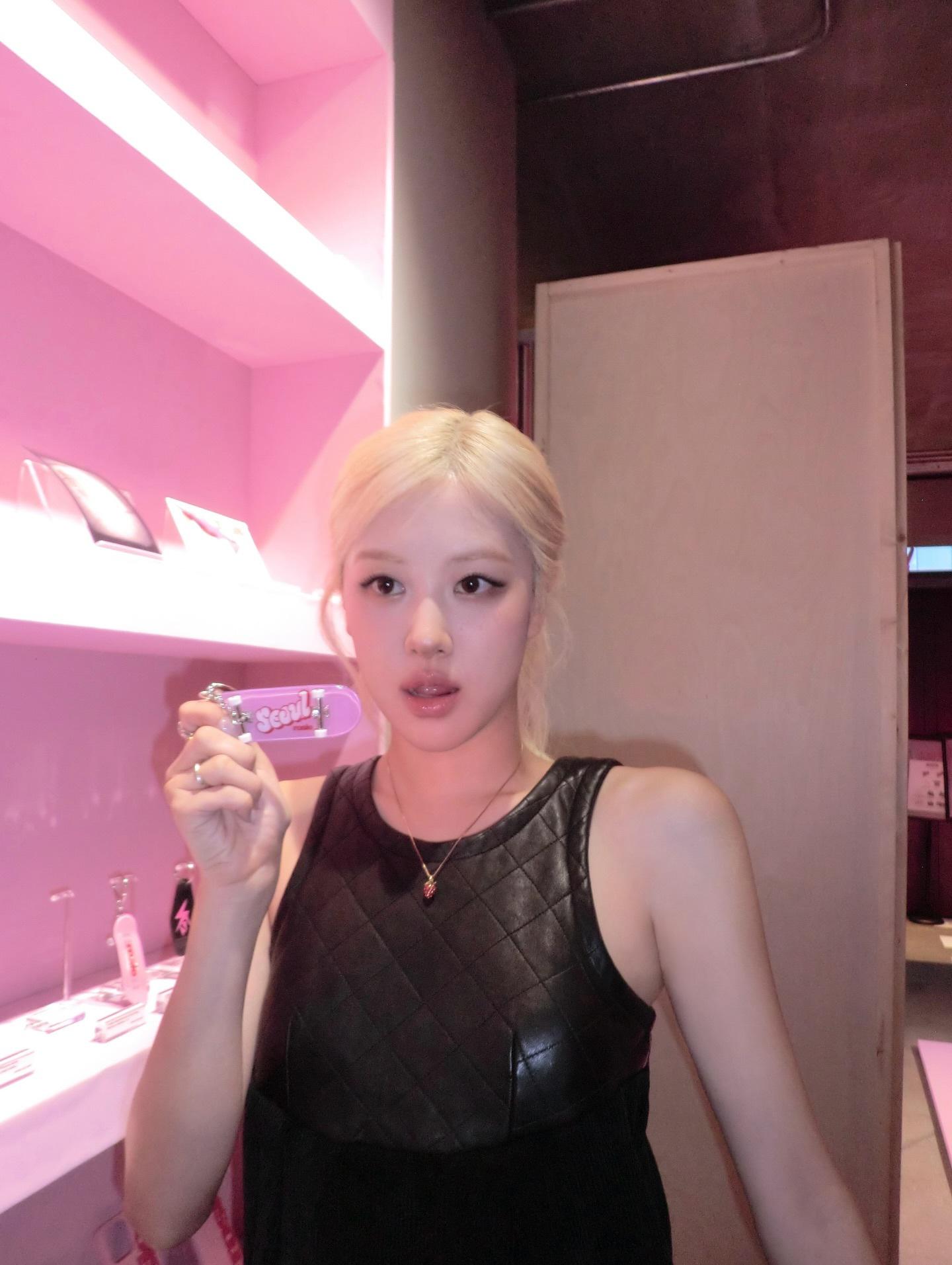 ROSé朴彩英ROSIE POP UP IN SEOUL黑丝白袜[7]