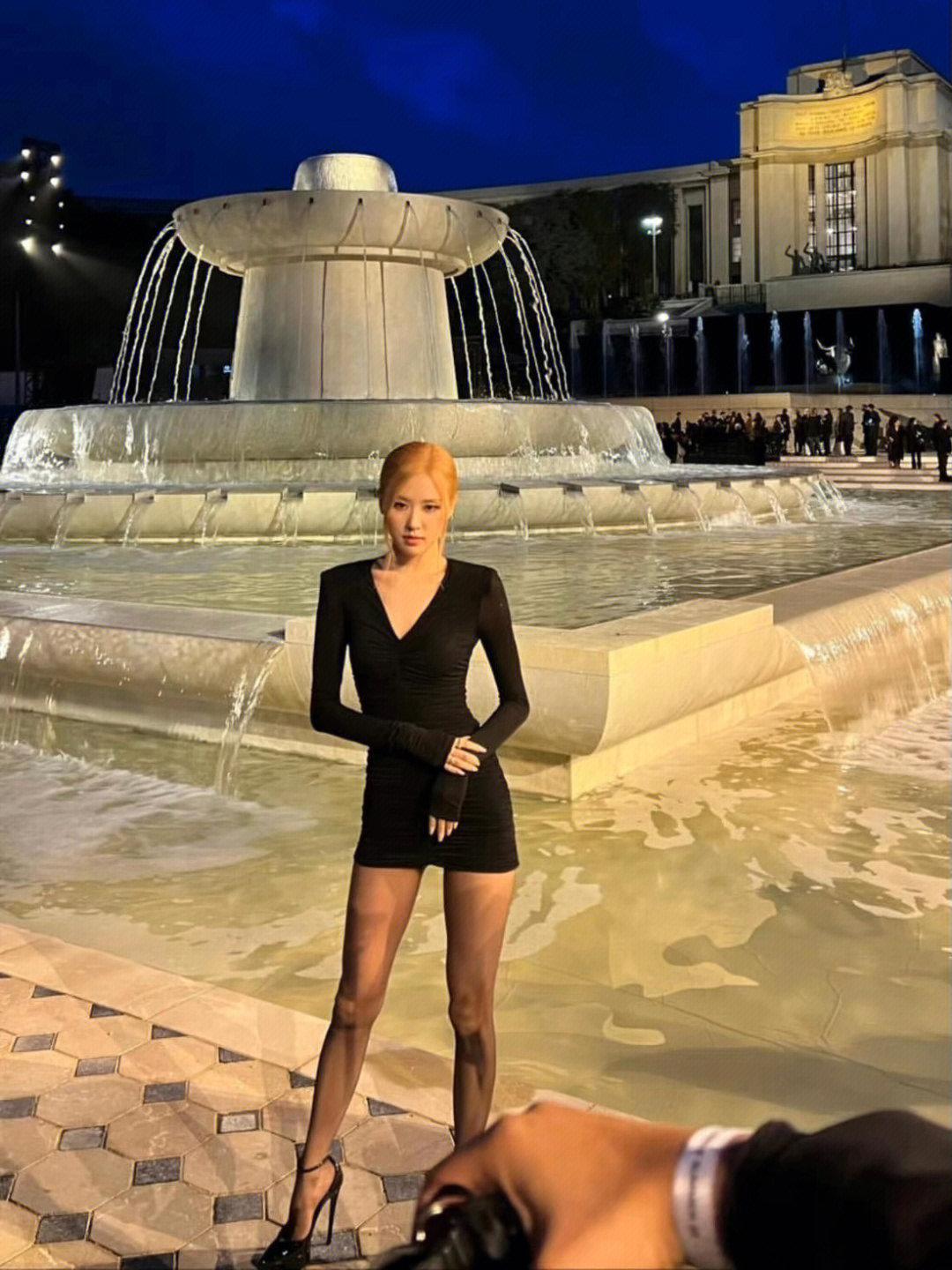 ROSé朴彩英巴黎时装周造型,黑色V领长袖连衣短裙黑丝大长腿[6]