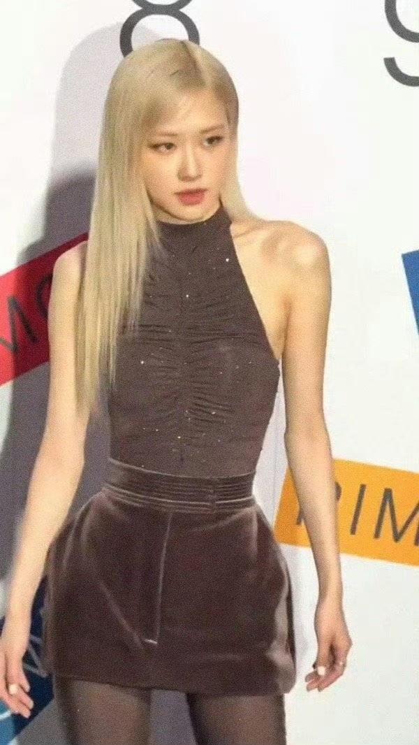 ROSé朴彩英纽约纪念展活动黑丝大长腿生图[5]